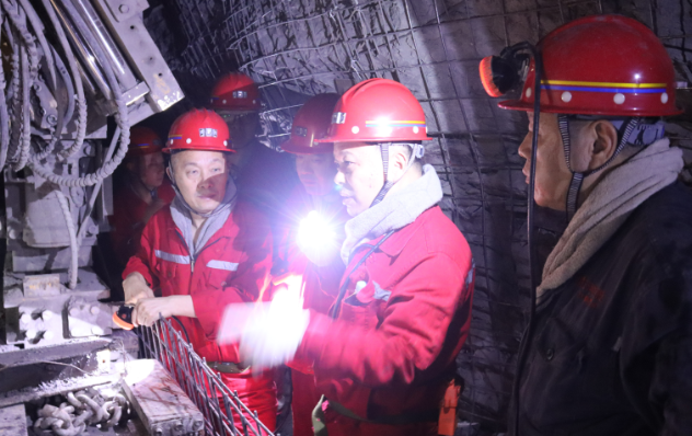 李曉東到紅旗煤礦督導(dǎo)檢查“三節(jié)一會(huì)”前煤礦安全工作